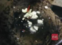 Illustration of how to make fried sweet potato stalks with oily meat 4