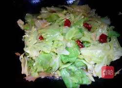 Illustration of how to make hot and sour shredded cabbage 7