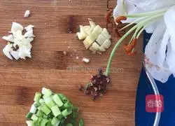 Illustration of how to make scrambled eggs with zucchini 3