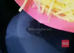 Illustration of how to make shredded potatoes and celery 5