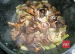 Illustration of how to stir-fry celery with mushrooms 8