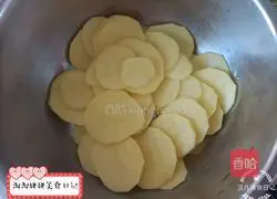 Griddle Illustration of how to make braised potato slices with sauce 3