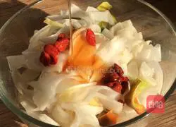 Illustration of how to make wolfberry bell pepper mixed with radish 8