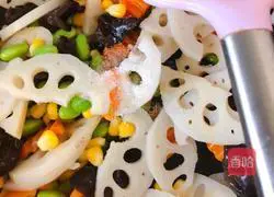 Illustration of how to make stir-fried lotus pond 7