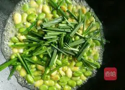 Illustration of how to make stir-fried broad beans and yellow leeks 4