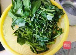 Illustration of how to make garlic water spinach 1