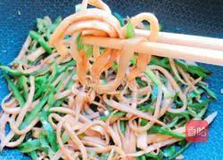 Illustration of how to stir-fry king oyster mushrooms with green pepper 11