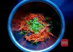 Illustration of how to make stir-fried spinach and carrots 3