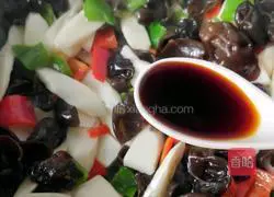 Illustration of how to make fried yam with fungus 10