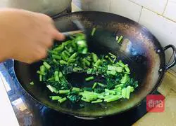 Illustration of how to make pickled stir-fried cabbage 7