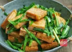 Illustration of how to make stir-fried leeks and dried beans 7