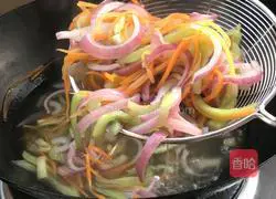 Illustration of how to make plain three silk rolls 12