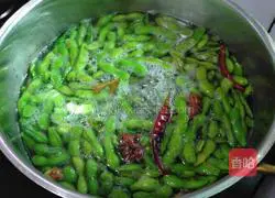 Illustration of how to make spiced edamame 4