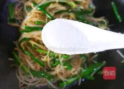 Illustration of how to make stir-fried bean sprouts with leeks 8