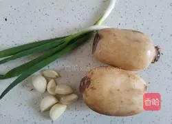 Illustration of how to make spicy lotus root slices 1