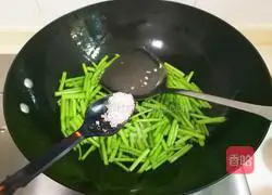 Illustration of how to make fragrant reed and mugwort scrambled eggs 5