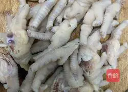 Illustration of soaking chicken feet in sauce 6