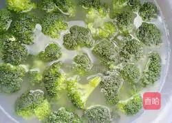 Illustration of how to stir-fry broccoli with yellow pepper 4