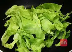 Illustration of how to stir-fry cabbage and fungus 8