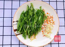 Illustration of how to stir-fry king oyster mushrooms with green pepper 4