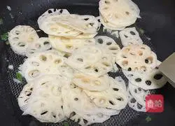 Illustration of how to make stir-fried lotus roots 3