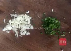 Illustration of how to mix peanuts with spinach stems 5