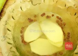 Illustration of soaking chicken feet 1