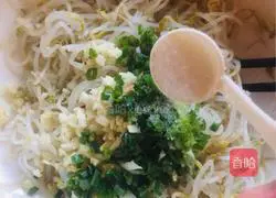 Illustration of how to make cold mung bean sprouts 8