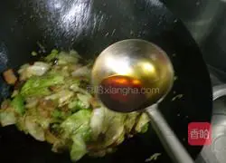 Illustration of how to make hand-shred cabbage 6