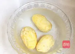 Illustration of how to make spicy chili and salt potato wedges 1