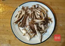 Illustration of how to stir-fry mushrooms with celery 3