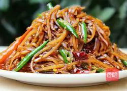 Illustration of how to mix shredded pickles 6