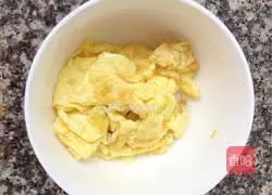 Illustration of how to make scrambled eggs with luffa 2