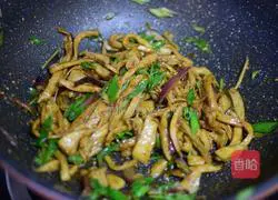 Illustration of how to make shredded king oyster mushrooms in oyster sauce 12