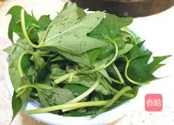 Illustration of how to stir-fry sweet potato leaves 1