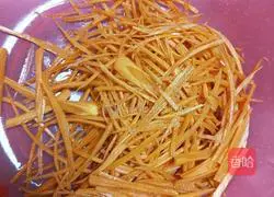 How to stir-fry shredded carrots Illustration 2