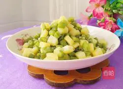 Illustration of how to make potato-fried green beans 14