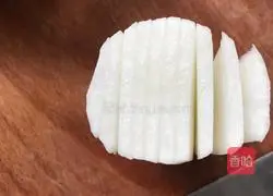 Illustration of how to make chrysanthemum and radish 2