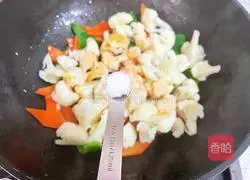 Illustration of how to stir-fry cauliflower with green pepper 10