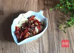 Illustration of how to make amaranth stems mixed with shredded chicken 4