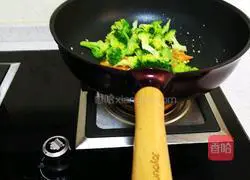 Illustration of how to make broccoli and carrots 6