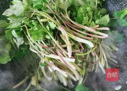 Illustration of how to stir-fry wild celery with shredded tofu 2