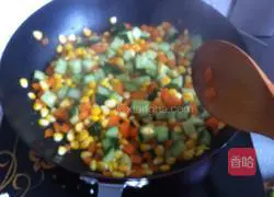 Illustration of how to make vegetarian stir-fried three delicacies 3