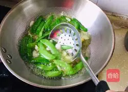 Illustration of how to make fried snow peas with lilies and ginkgo almonds 3