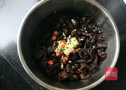 Illustration of how to make cold black fungus 5