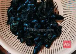 Illustration of how to cook black fungus with green onions 5