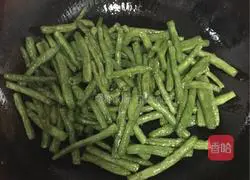 Illustration of how to make stir-fried green beans 6