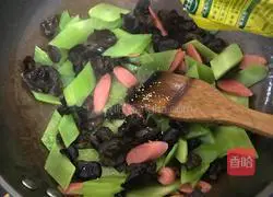 Illustration of how to make stir-fried lettuce with ham, fungus and fungus 5