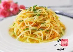 Illustration of how to stir-fry shredded potatoes and carrots 1