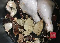 Illustration of how to make salty shredded chicken 2